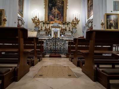 L�ipotesi � confermata dal sacerdote don Nicola Bux, che ci conduce nuovamente nella navata centrale per mostrarci una botola posta sul pavimento